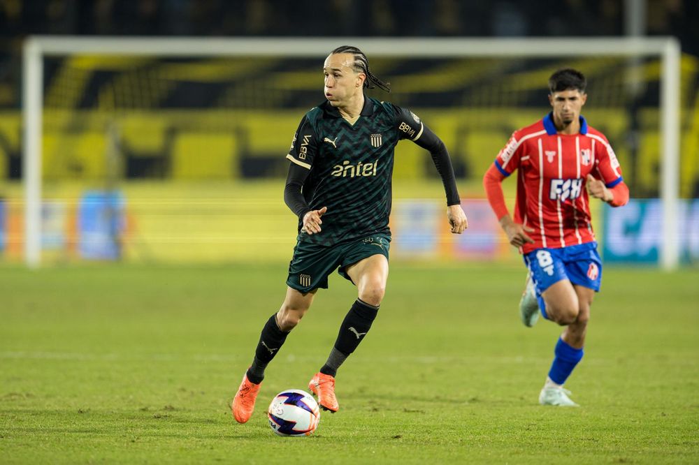Diego Laxalt de Peñarol es perseguido por Gonzalo Camarda de Central Español por el Torneo Intermedio