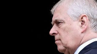 La caída en desgracia de Andrés Mountbatten Windsor, de hijo favorito de la reina Isabel II a ser el primer miembro de la historia moderna de la famila real en ser arrestado