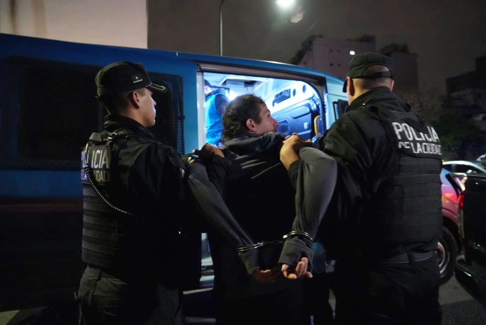 En los allanamientos fueron detenidas tres personas