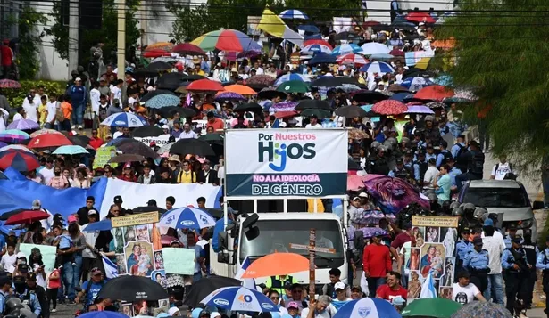 Los manifestantes dicen que “la destructiva ideología de género es promovida por los organismos internacionales”.