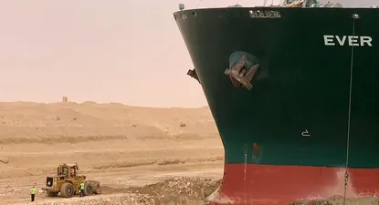 Ocho remolcadores fueron enviados al lugar para intentar desbloquear y poner en ruta de nuevo a este impresionante buque.