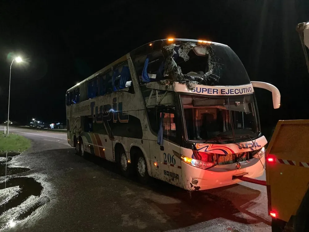 Así quedó el ómnibus de Turil que volcó al costado de la Ruta 5