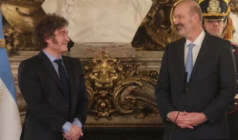 Javier Milei habilitó a Federico Sturzenegger a modificar el sistema de ingresos y ascensos en el Estado.