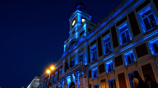 La sede de la Comunidad de Madrid se tiñe de azul&nbsp;