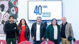 Víctor Santamaría, coordinador del Grupo Octubre, junto a Hugo Soriani y Luciana Peker de Página 12, en la Universidad Complutense de Madrid.