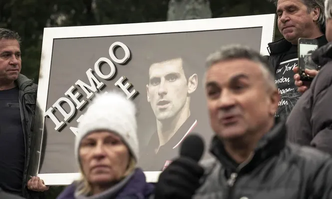 Srdjan Djokoivc, el padre del jugador, dando un discurso en su apoyo