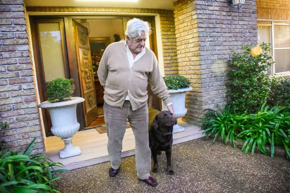 El expresidente Luis Alberto Lacalle Herrera con su perro Ramón