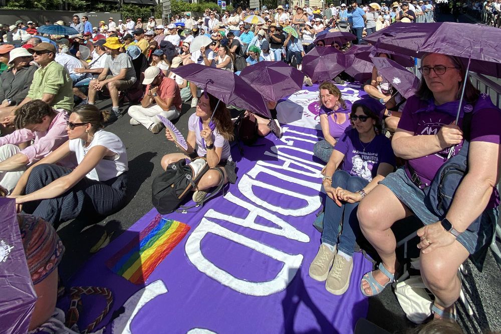  Colectivos de mujeres y de la comunidad LGTBI+ han acudido a la misa que el papa León XIV ha ofrecido en la plaza de Cibeles de Madrid con una postura reivindicativa, para pedir su inclusión "como cristianos de primera categoría" dentro de la Iglesia o que puedan recibir "sin distinción" sacramentos como el matrimonio. Colectivos de mujeres y de la comunidad LGTBI+ han acudido a la misa que el papa León XIV ha ofrecido en la plaza de Cibeles de Madrid con una postura reivindicativa, para pedir su inclusión "como cristianos de primera categoría" dentro de la Iglesia o que puedan recibir "sin distinción" sacramentos como el matrimonio. 