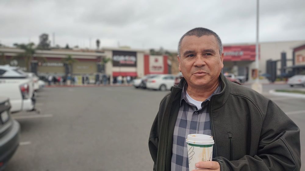 El pastor Albert Rivera, a cargo de un albergue para migrantes en Tijuana, en la frontera con California