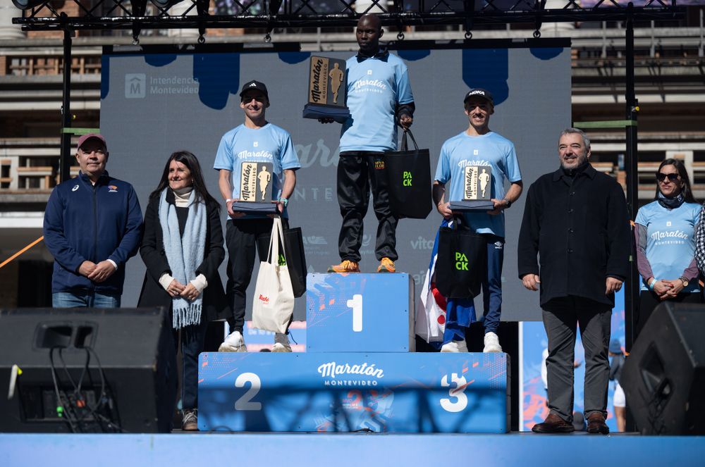 Podio masculino de 42K de la Maratón de Montevideo 2026