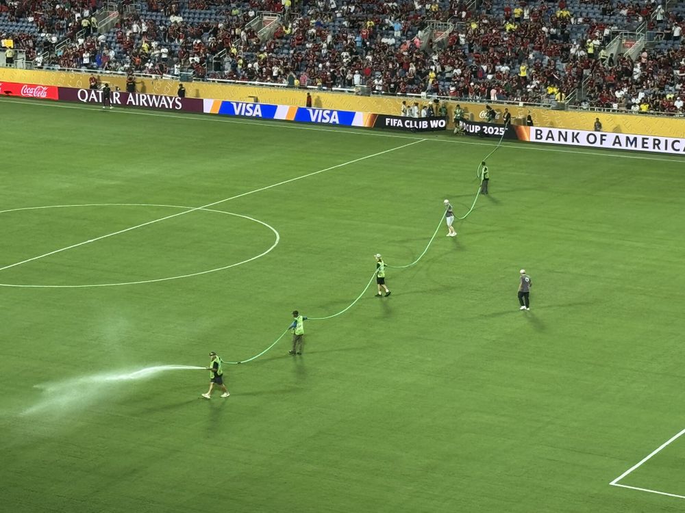Así regaron el césped del Camping World Stadium de Orlando durante el partido entre Flamengo y Los Angeles FC por el Mundial de Clubes Así regaron el césped del Camping World Stadium de Orlando durante el partido entre Flamengo y Los Angeles FC por el Mundial de Clubes 