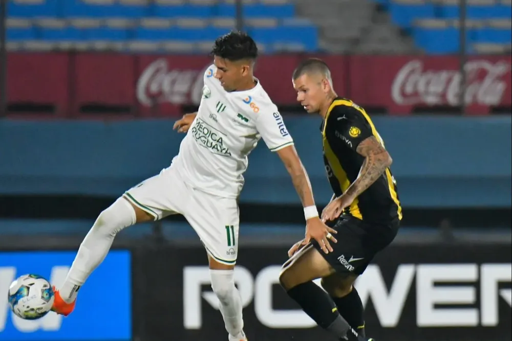 Ignacio Neira y Leo Coelho, durante el partido La Luz vs Peñarol