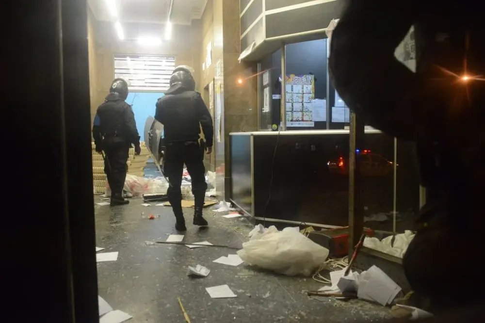 Policías desalojan el edificio del Consejo Directivo Central (Codicen) de la Administración Nacional de Educación Pública (ANEP), tras cuatro días de ocupación por parte de gremios estudiantiles.