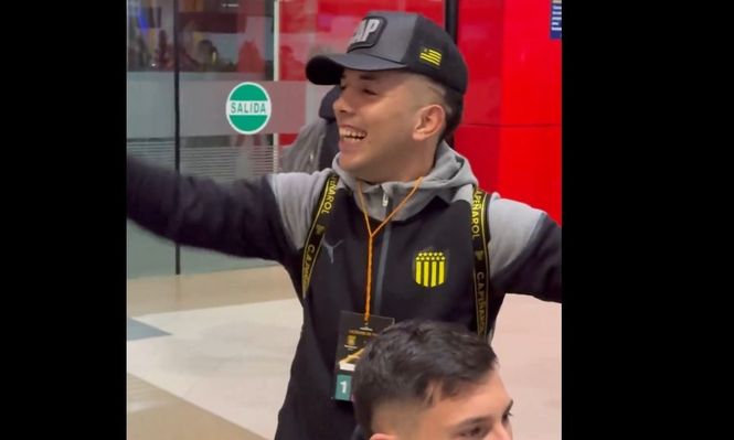 Video: los jugadores de Peñarol alborotaron el aeropuerto luego de la clasificación a cuartos de la Copa Libertadores