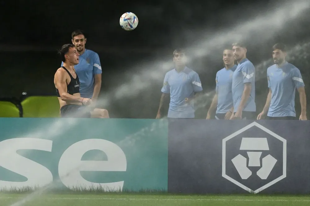 Manuel Ugarte domina la pelota ante la mirada de sus compañeros, este domingo en el entrenamiento celeste