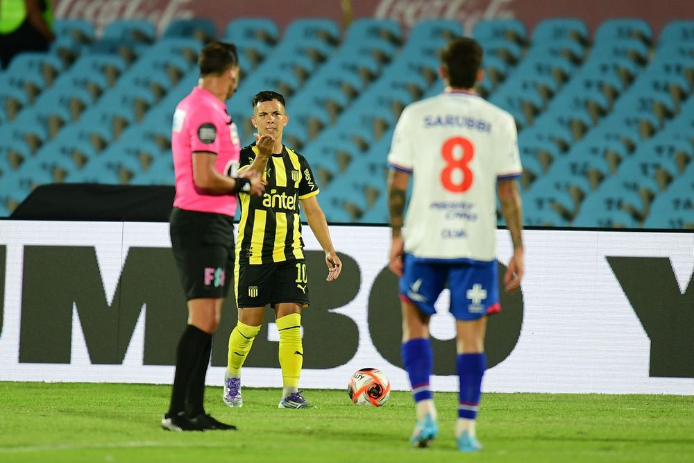 La discusión entre Leo Fernández y Oliva que le valió la amarilla a ambos La discusión entre Leo Fernández y Oliva que le valió la amarilla a ambos