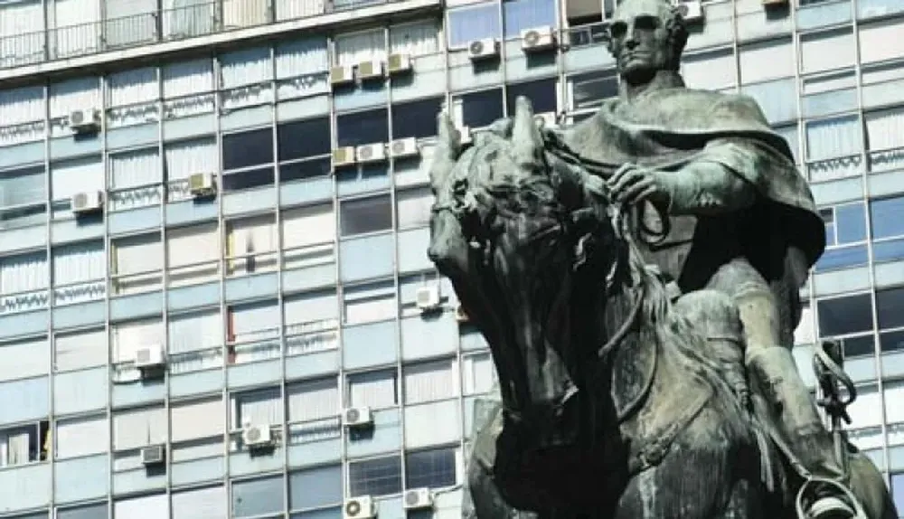 Estatua ecuestre de Artigas en Plaza Independencia