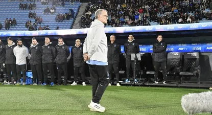 Marcelo Bielsa y sus colaboradores en el partido ante Cuba