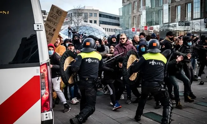 Fuego a un laboratorio, saqueos y cuchillos contra policías: caos con sabor a guerra civil en Países Bajos