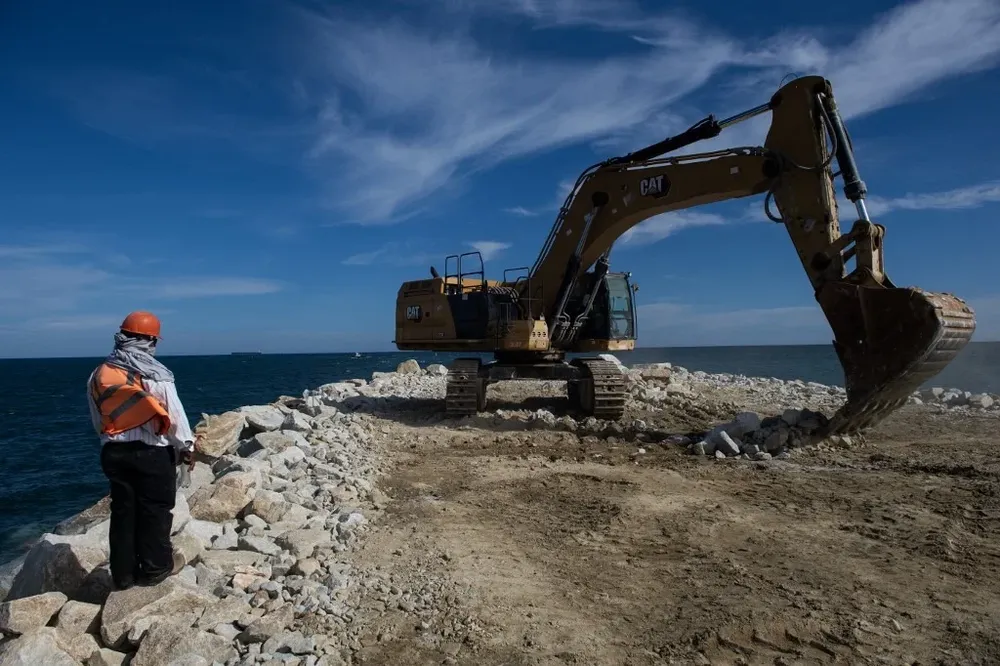 La obra consiste en una plataforma logística mediante el uso de infraestructura ferroviaria, portuaria, aeroportuaria y vial.