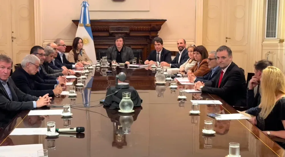 Javier Milei en la reunión por el comité de crisis.