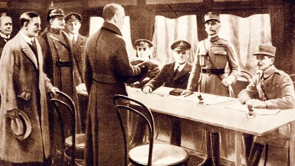 Firma del armisticio en un vagón de tren cerca de París.