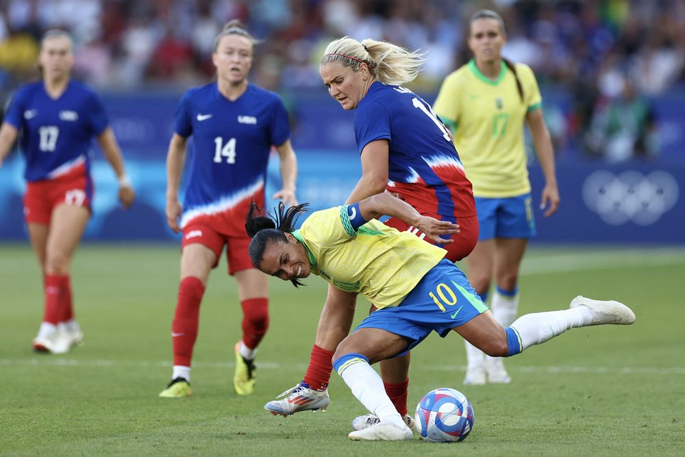 Lindsey Horan y Marta compiten por el bal&oacute;n en el partido de f&uacute;tbol final por la medalla de oro femenina entre Brasil y EE. UU. durante los Juegos Ol&iacute;mpicos de Par&iacute;s 2024 en el Parque de los Pr&iacute;ncipes de Par&iacute;s&nbsp;
