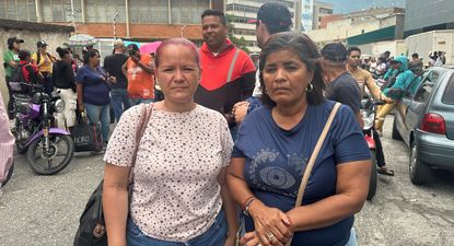 Jenny Merentes y Coralia García en las afueras de Zona 7, un centro de detención en el este de Caracas.