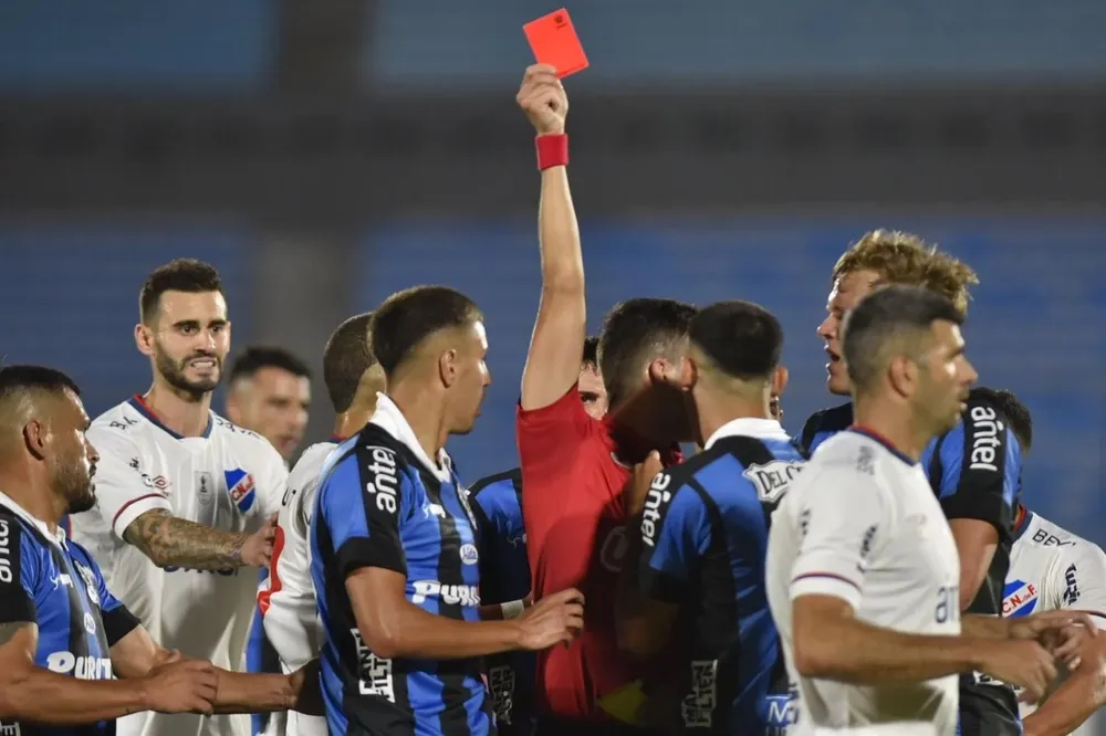 De Armas expulsó a Lucas Lemos en la Supercopa pasada