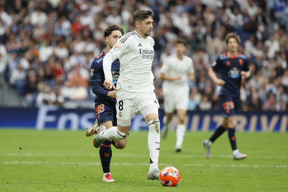 Fede Valverde controla un balón durante el partido entre Real Madrid y Celta Fede Valverde controla un balón durante el partido entre Real Madrid y Celta