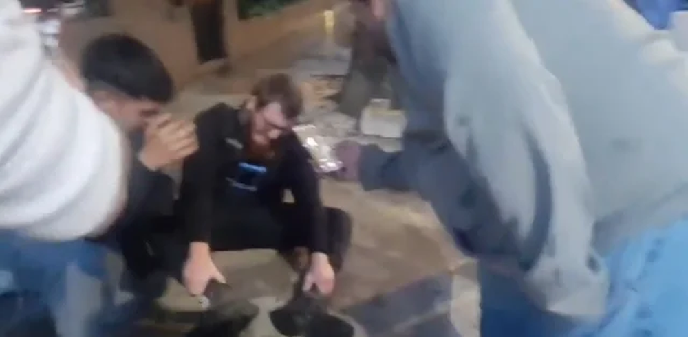 Los estudiantes libertarios trataban de recuperarse luego de ser agredidos.