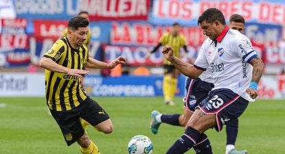 Maximiliano Silvera de Peñarol es marcado por Diego Polenta de Nacional en la final del Torneo Intermedio