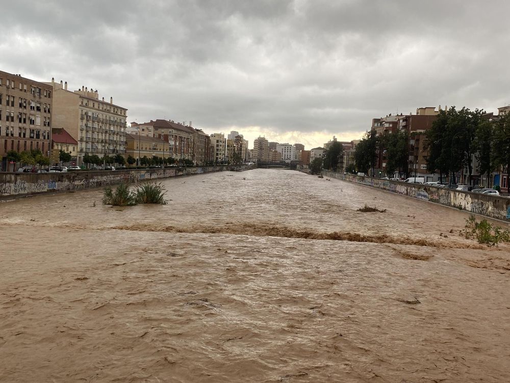 Imagen del río Guadalmedina a su paso por Málaga, tras las inundaciones por las fuertes lluvias. EFE