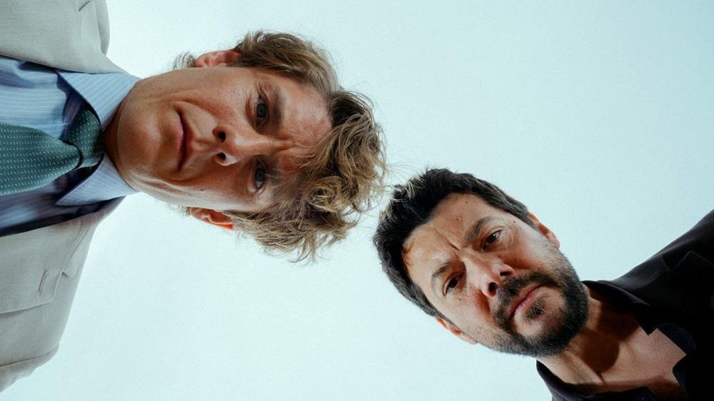 Protagonizada por Álvaro Morte (La casa de papel) y Patrick Criado (La casa de papel, Amarga Navidad).