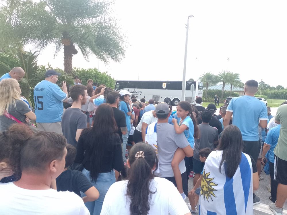 Hinchas en la práctica de la selección de Uruguay