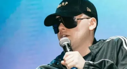Bizarrap lanza a la venta su particular gorra.