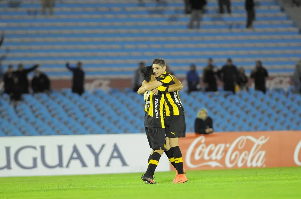 Rossi y Valverde festejan el gol del primero