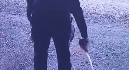 Un hombre bajó de su auto y realizó magia negra enfrente al Estadio Campeón del Siglo de Peñarol