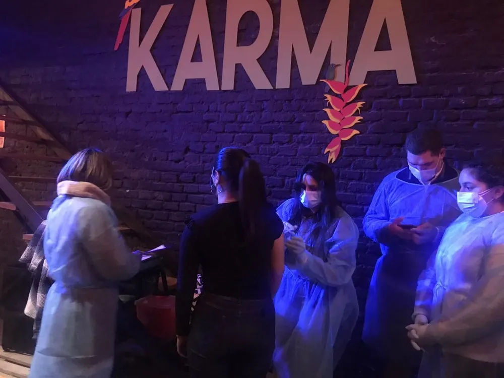 El departamento busca conquistar a una población distinta con dosis de Pfizer que llegan a boliches