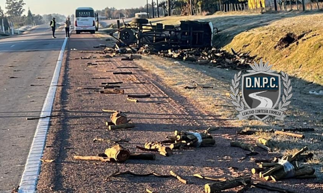 Así quedó el camión tras volcar en Ruta 1