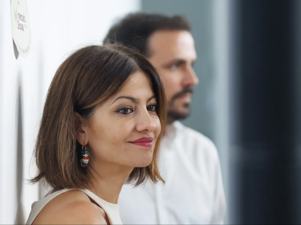 El ministro de Consumo, Alberto Garzón (d) y la diputada del Parlamento Europeo, Sira Rego (i) participan en un acto de Sumar