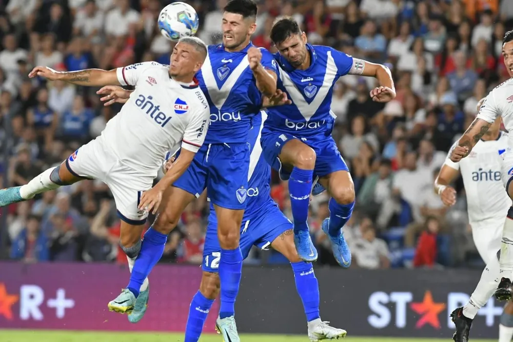 Cristian Almeida peleando de arriba