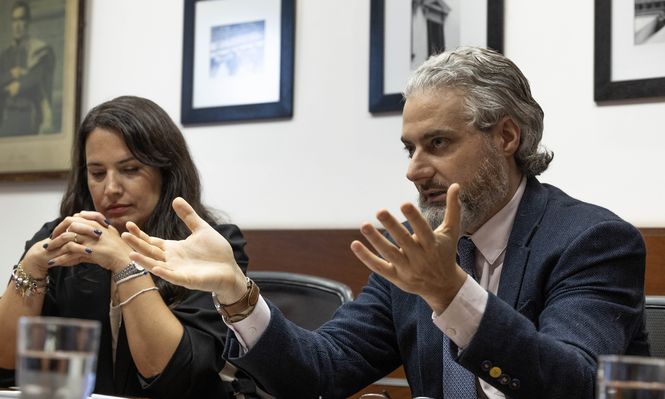 Herman Kamil y Victoria Buscio, de la Unidad de Gestión de Deuda del Ministerio de Economía y Finanzas. Herman Kamil y Victoria Buscio, de la Unidad de Gestión de Deuda del Ministerio de Economía y Finanzas.