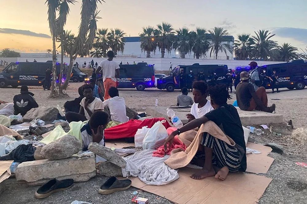 Fuerte presencia policial este jueves en la playa del Trampolín, en Ceuta. Foto: Diario El Mundo.