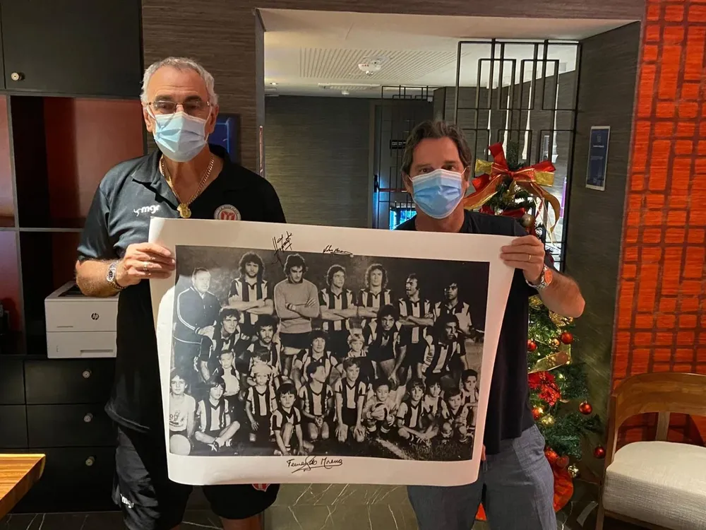 Jorge Fossati firma una foto del equipo de Peñarol 1978