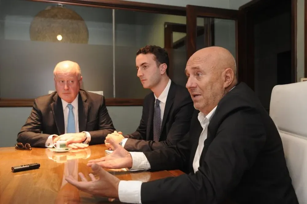 John Huvane, director ejecutivo de Giuliani Security Safety, su traductor, y Edgardo Novick