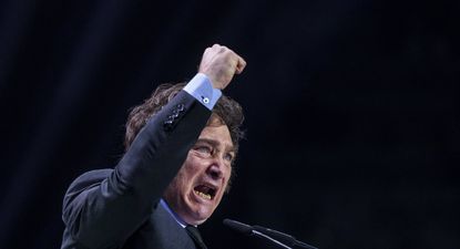El presidente argentino, Javier Milei, durante su discurso en el acto de Vox, posterior a su reunión con los empresarios. La referencia a la esposa de Sánchez volvió a escalar el conflicto&nbsp;