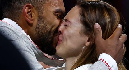 El esgrimista francés Bolade Apithy celebra con su esposa, Manon Apithy-Brunet, la medalla de bronce en la competición por equipos.