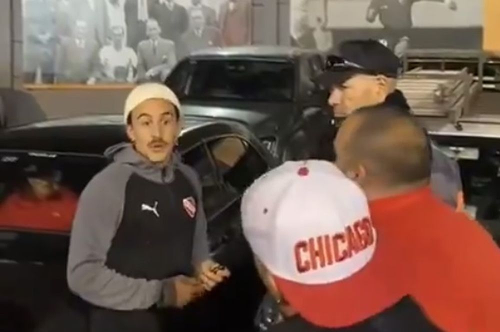 Gabriel Neves e hinchas de Independiente de Avellaneda
