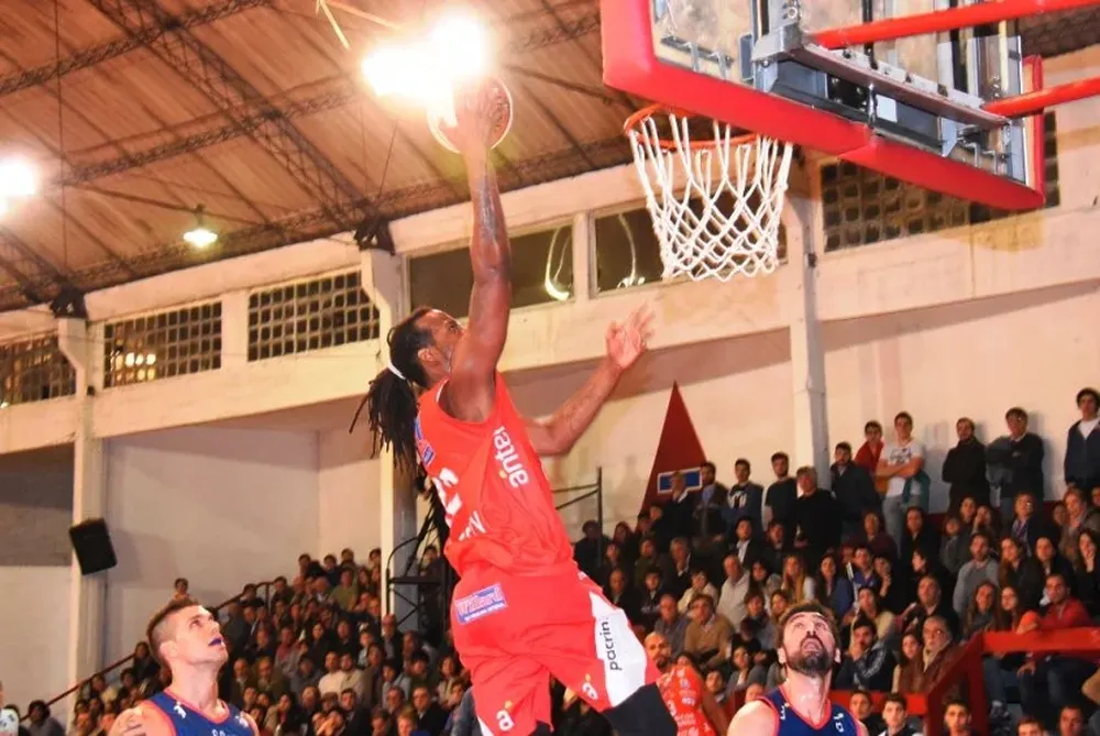 Reque Newsome fue la gran figura en el triunfo rojo.